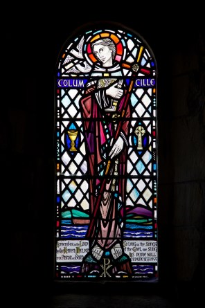 이오나의 성 골룸바_photo by Tom Parnell_in the Iona Abbey on the island of Iona_Scotland.jpg